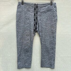 Nike Women Epic Run Tight Fit  Dri-Fit Capri crop pant 904916-012 Size Medium